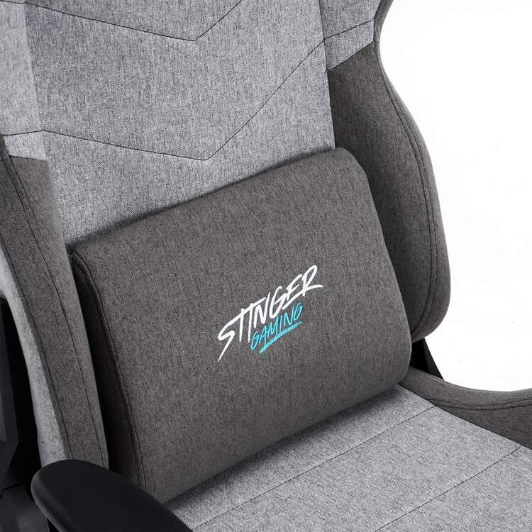 Primer plano del respaldo de una silla gamer gris con el logo 'STINGER GAMING'.