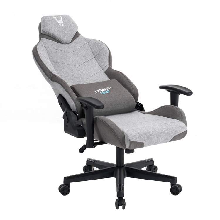 Una silla de juego gris con reposabrazos negros y reposacabezas, sobre un fondo blanco.