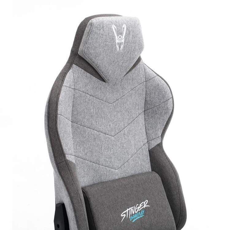 Silla gaming gris con logo blanco y la frase 'STINGER GAMING' abajo.