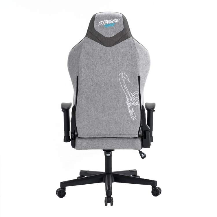 Una silla gaming gris con un diseño de escorpión en el respaldo, con reposabrazos negros y base negra.
