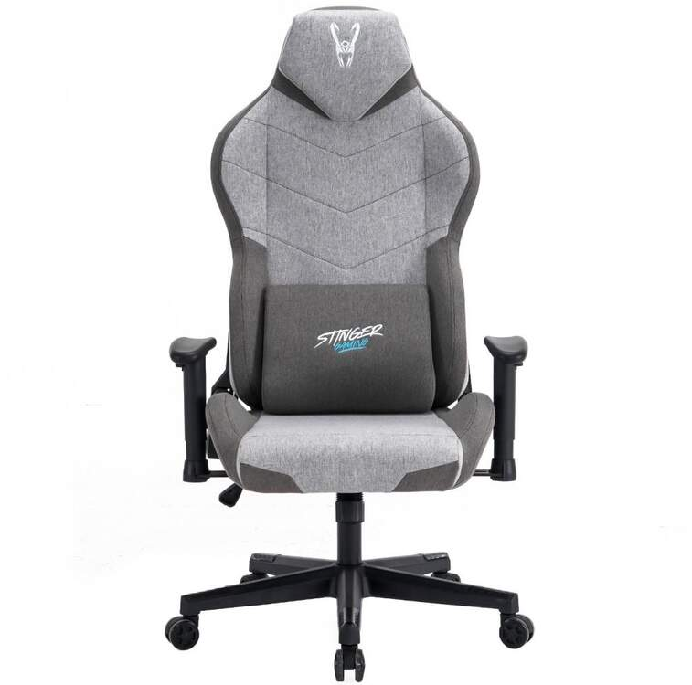 Silla gaming gris y negra con reposacabezas, cojín lumbar, reposabrazos y base de cinco estrellas con ruedas.