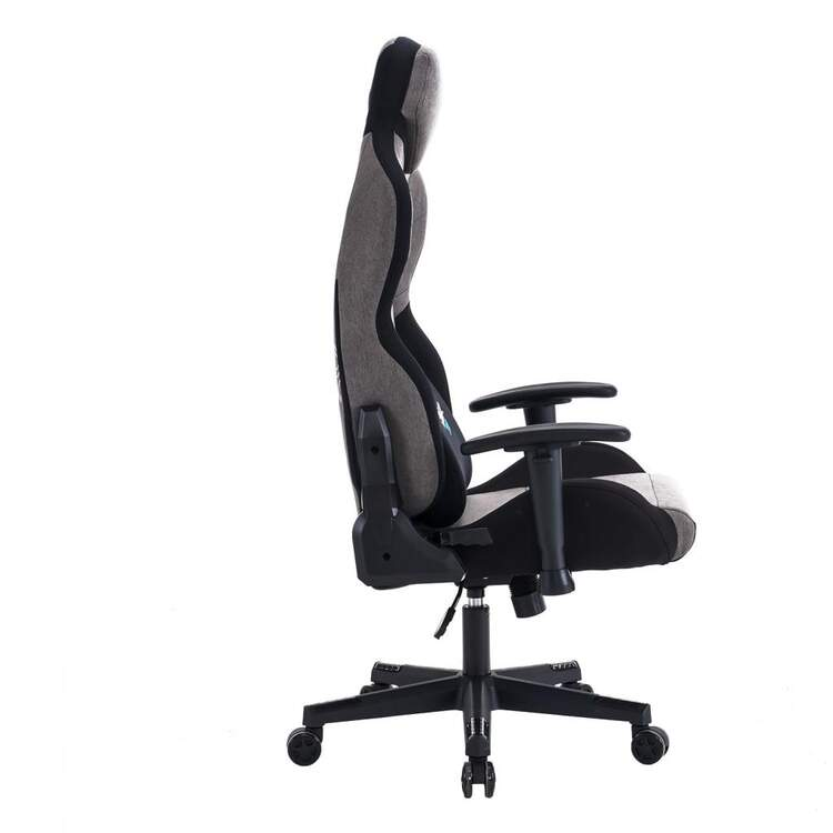 Silla gaming en gris y negro. Vista lateral. La silla tiene ruedas y reposabrazos. Fondo blanco.