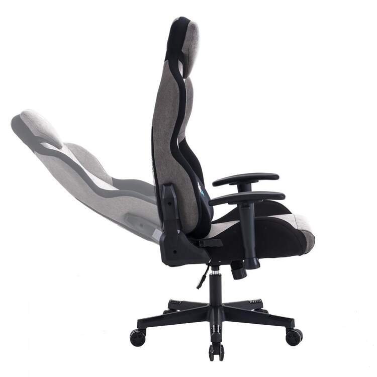 Silla gaming en gris y negro, con respaldo inclinado. Fondo blanco.