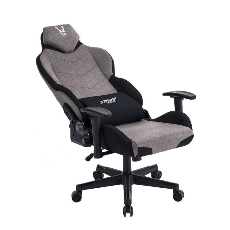 Silla gaming en gris y negro, con reposacabezas y reposabrazos, sobre fondo blanco.