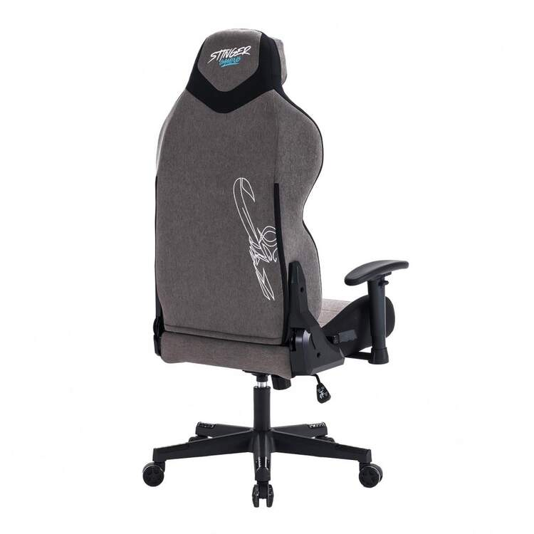 La parte trasera de una silla gamer gris con logotipo de escorpión y detalles negros.