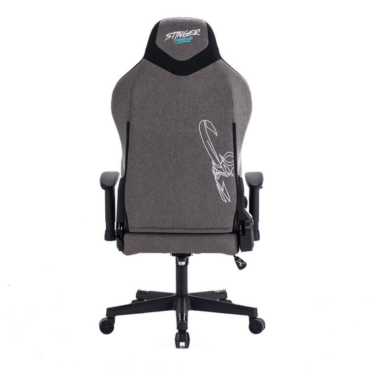 Silla gaming gris. Logo de escorpión en el respaldo. Reposabrazos y base negros. Fondo blanco.