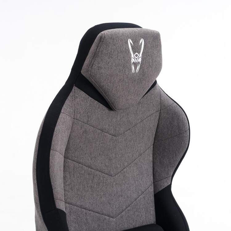 Una silla gamer gris y negra con un logotipo en el reposacabezas.