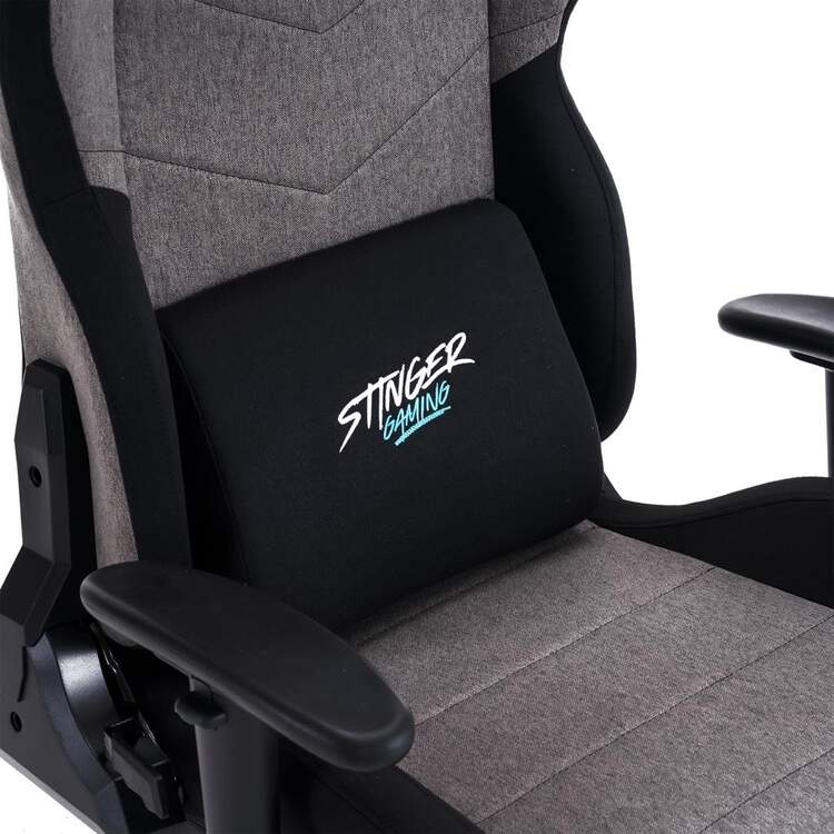 Una silla gamer con una almohada negra con las palabras 'STINGER GAMING'.