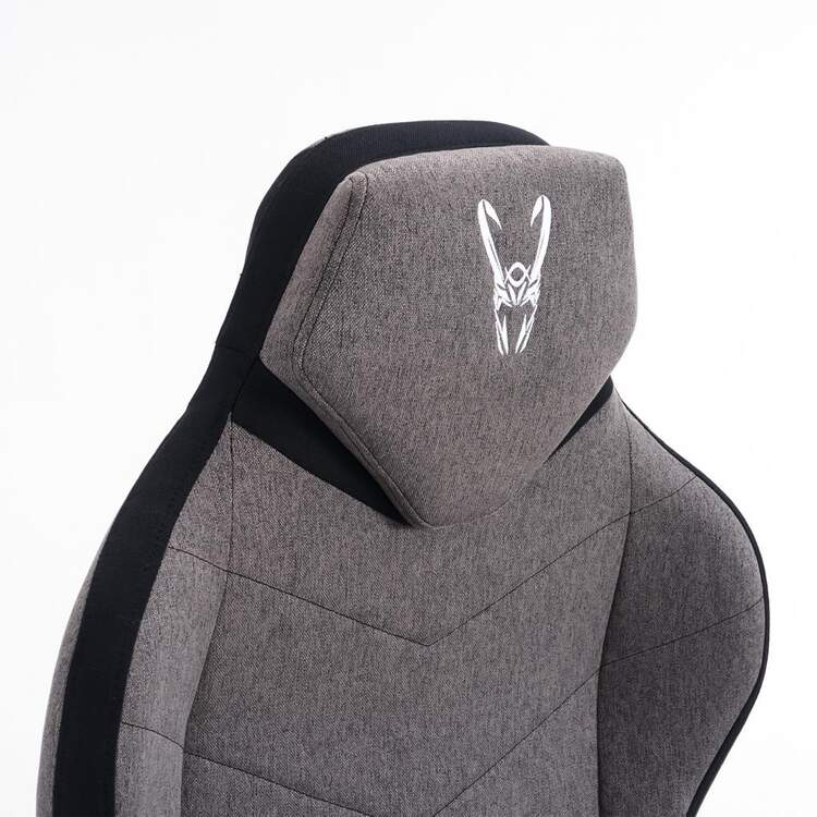 Silla gaming gris con franja negra y logo blanco en el reposacabezas.