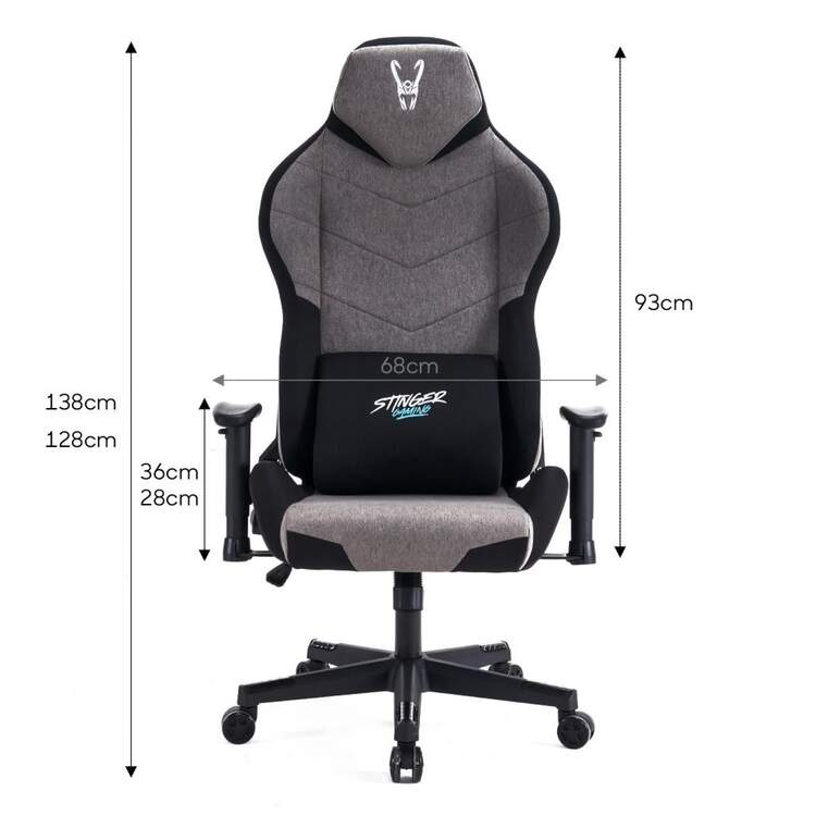 Silla gaming con dimensiones. Asiento y respaldo grises, con detalles negros y logo arriba.