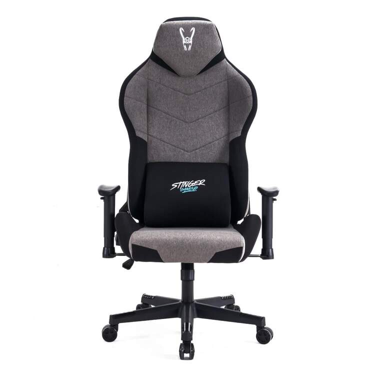 Silla gaming gris y negra con logo en respaldo y cojín, reposabrazos y base negra con ruedas.