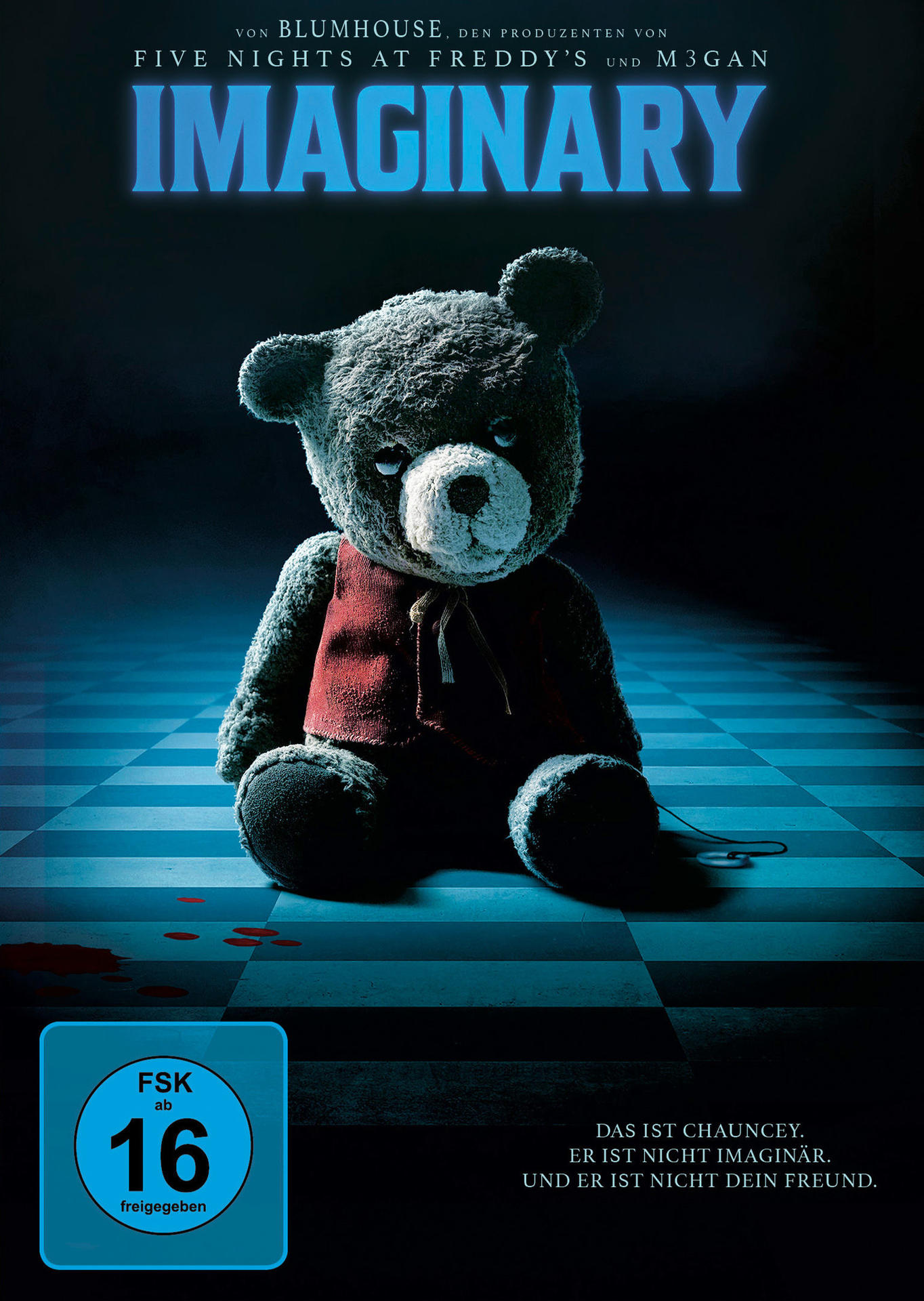 Filmcover mit Teddybär in roter Weste und Text über einem Schachbrettboden.