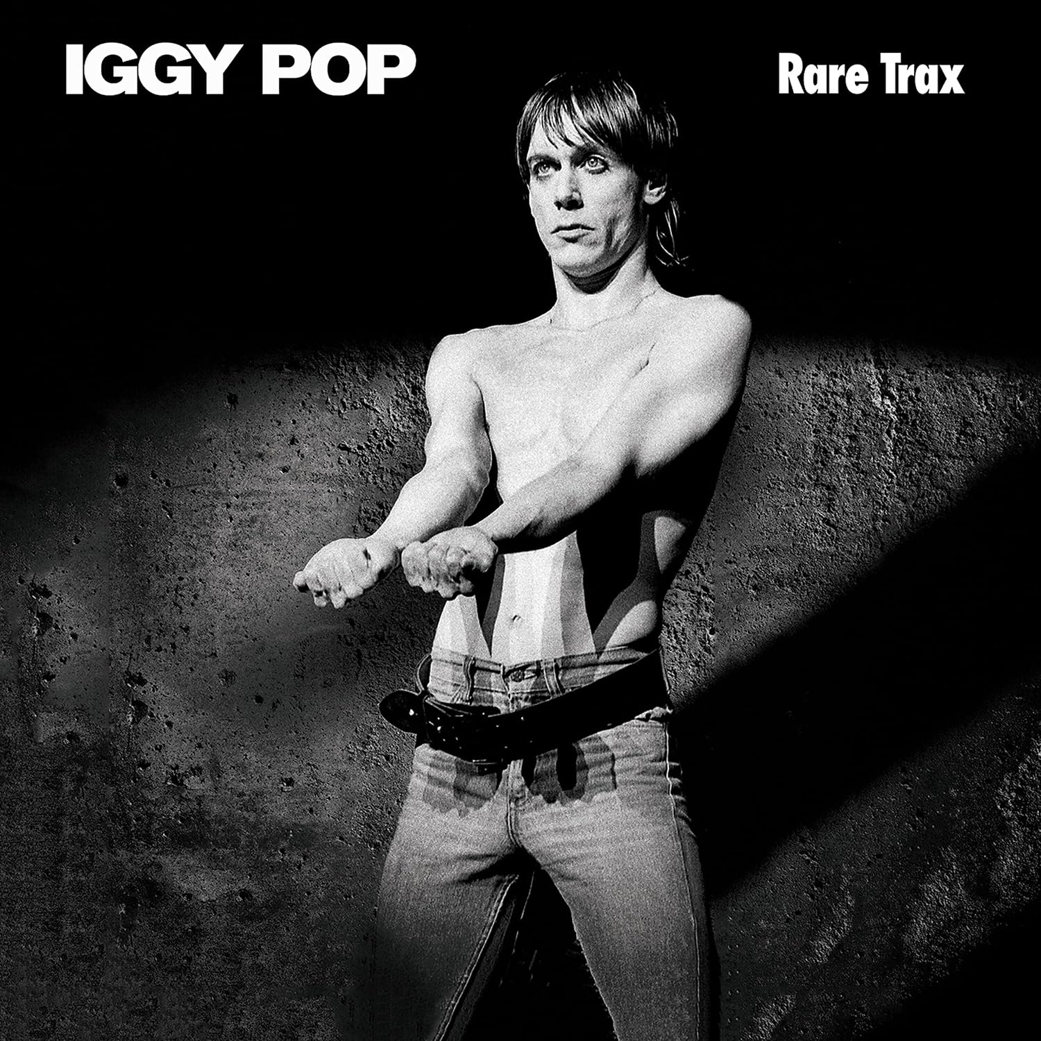 Iggy Pop album borítója. Felszabadultan áll, farmerben és övben. A háttér sötét, a szöveg 'Rare Trax'.