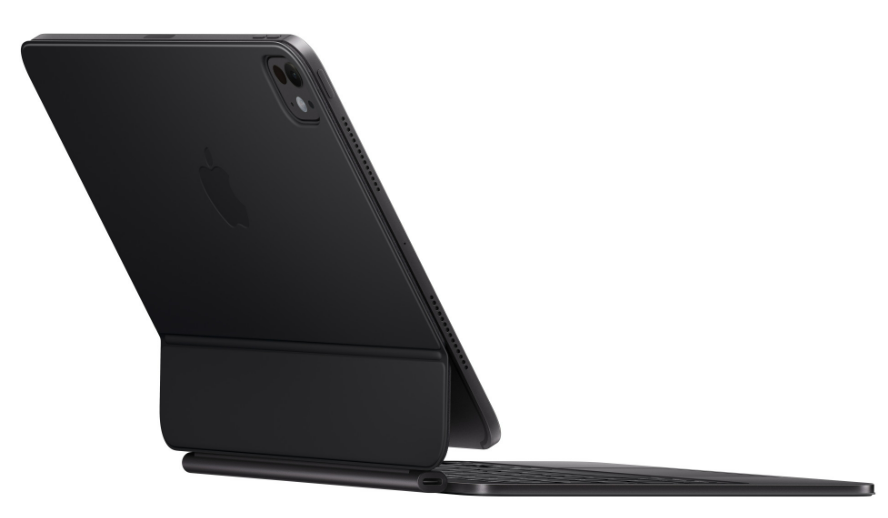 Siyah iPad, klavye kılıfı, Apple logosu görünür, beyaz zemin üzerinde eğik.