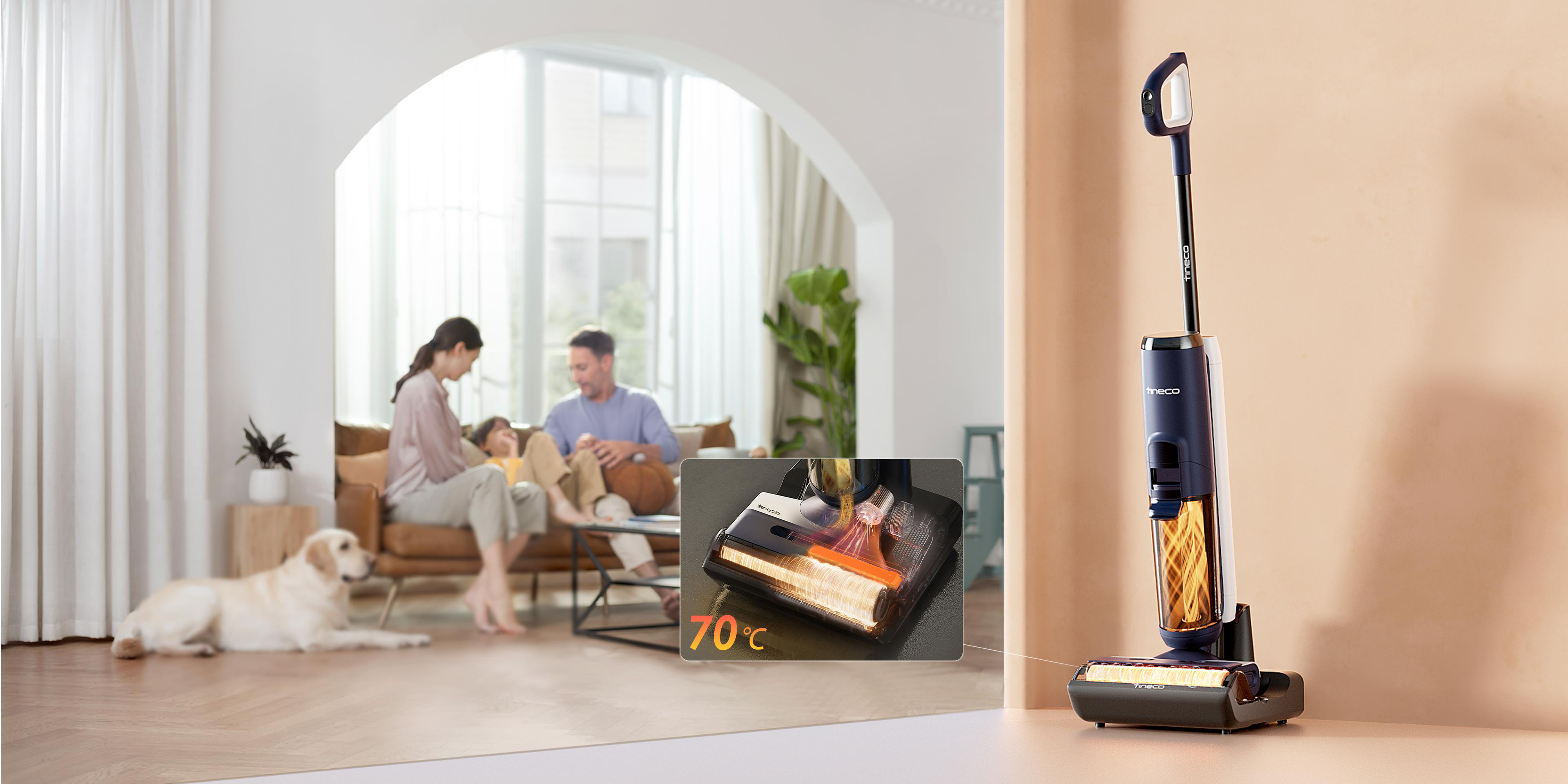 Eine Familie entspannt sich in einem Wohnzimmer, während ein Staubsauger bereitsteht.