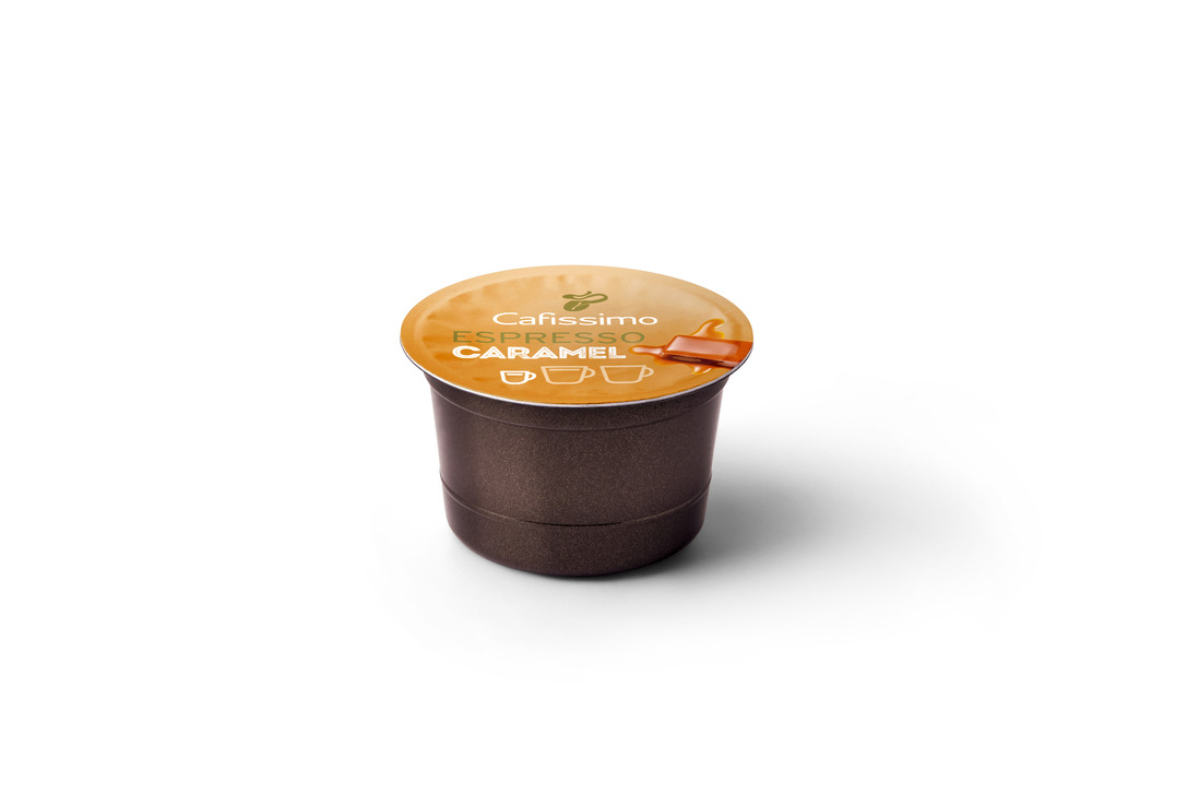 Kapsułka do kawy z pomarańczową pokrywką i brązowym kubkiem. Tło jest białe.