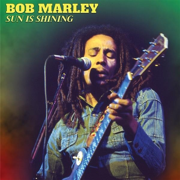 Bob Marley énekel és gitározik a színpadon. Farmerkabátot visel, raszta haja van. A 'Sun is Shining' felirat a tetején.