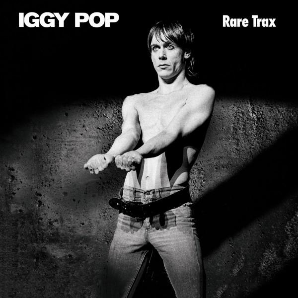 Iggy Pop fekete-fehér albumborítója, ing nélkül, farmerben és fekete övvel.