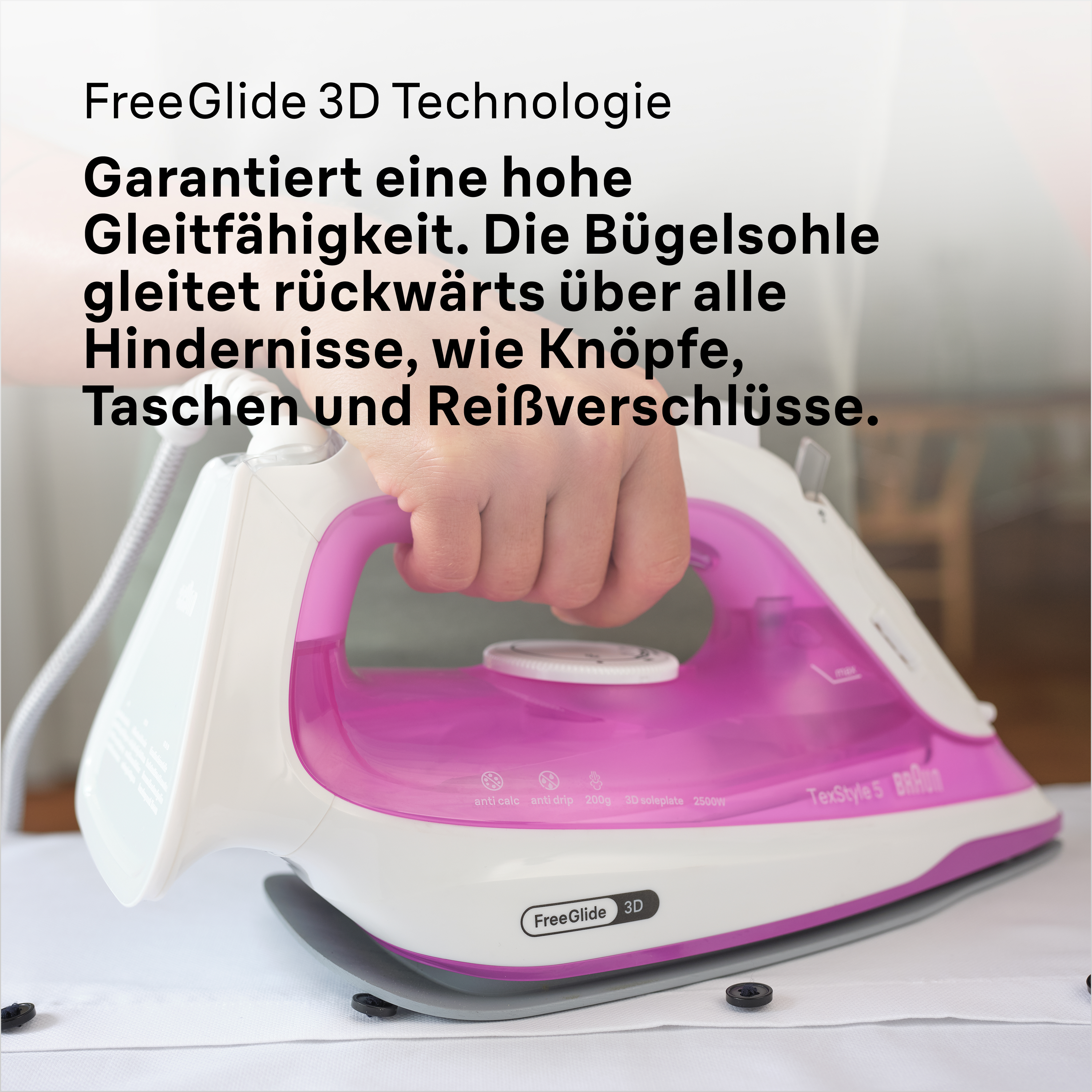 Ein rosa-weißes Bügeleisen, gehalten von einer Hand, mit deutschem Text über seine Funktionen, über einer weißen Fläche.