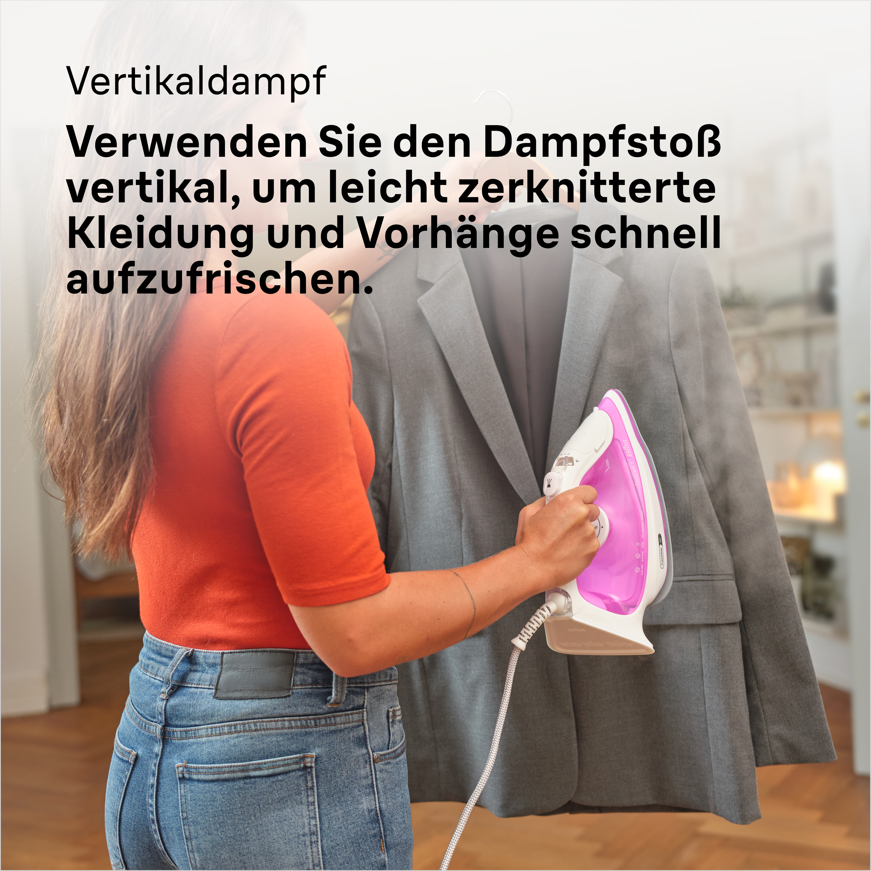 Frau bügelt graue Jacke mit pinkem Bügeleisen, Text auf Deutsch.