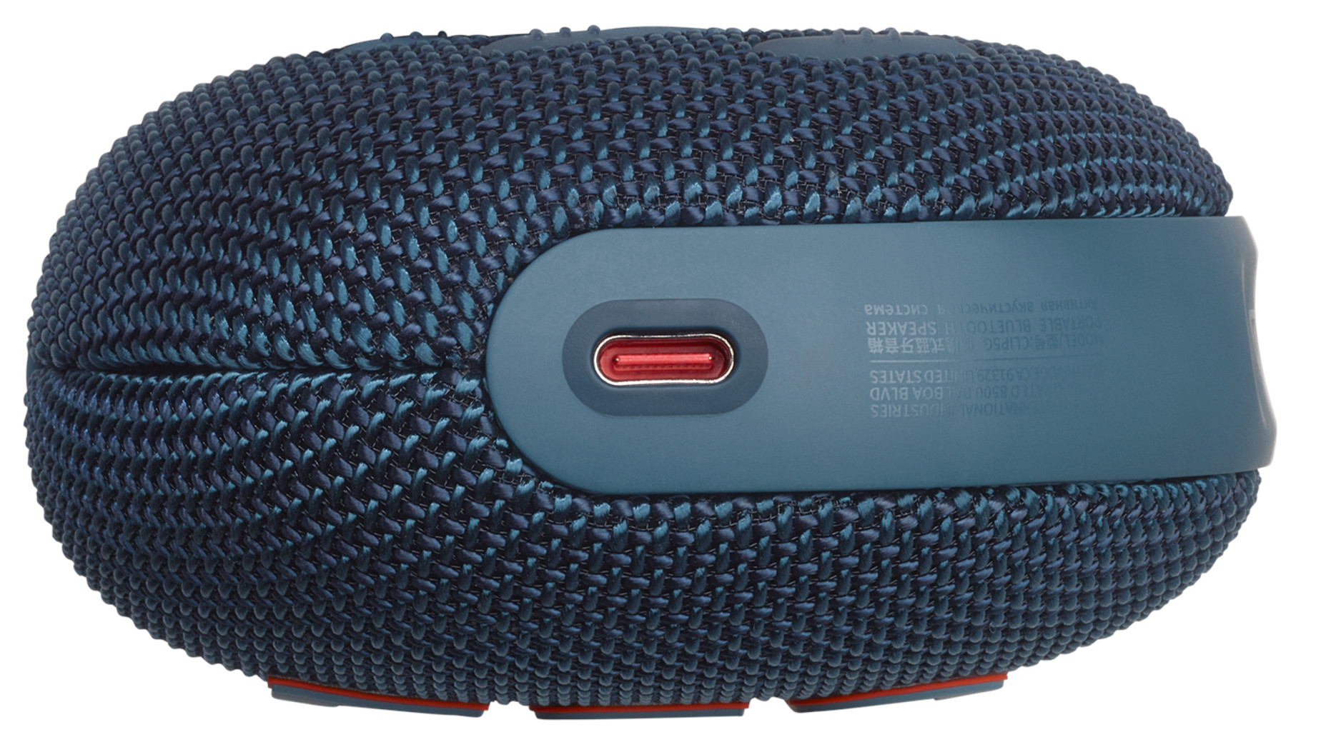 Niebiesko-czarny głośnik z czerwonym portem ładowania. Głośnik ma siatkową obudowę.