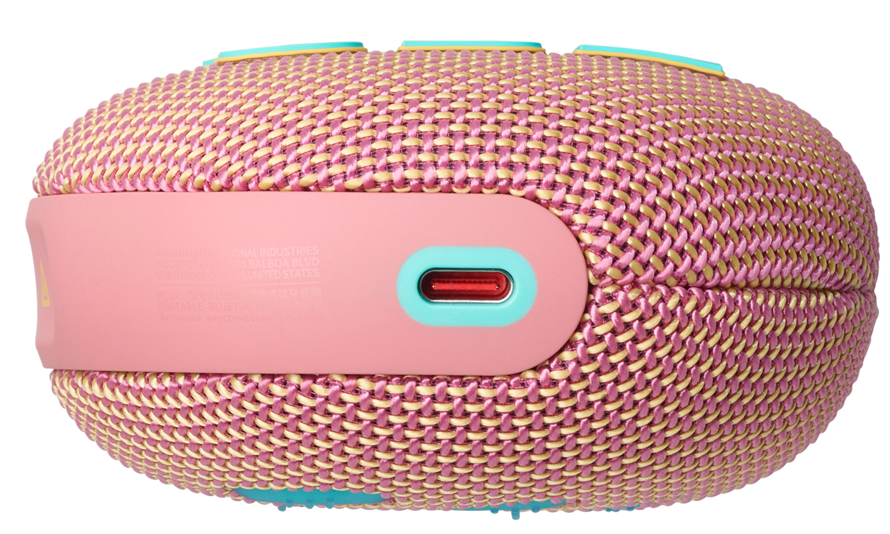 Zbliżenie na różowy, żółty i niebieski głośnik z różowym portem ładowania.