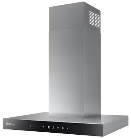Srebrny okap kuchenny Samsung. Prostokątny design z czarnym panelem sterowania i wentylacją u góry.