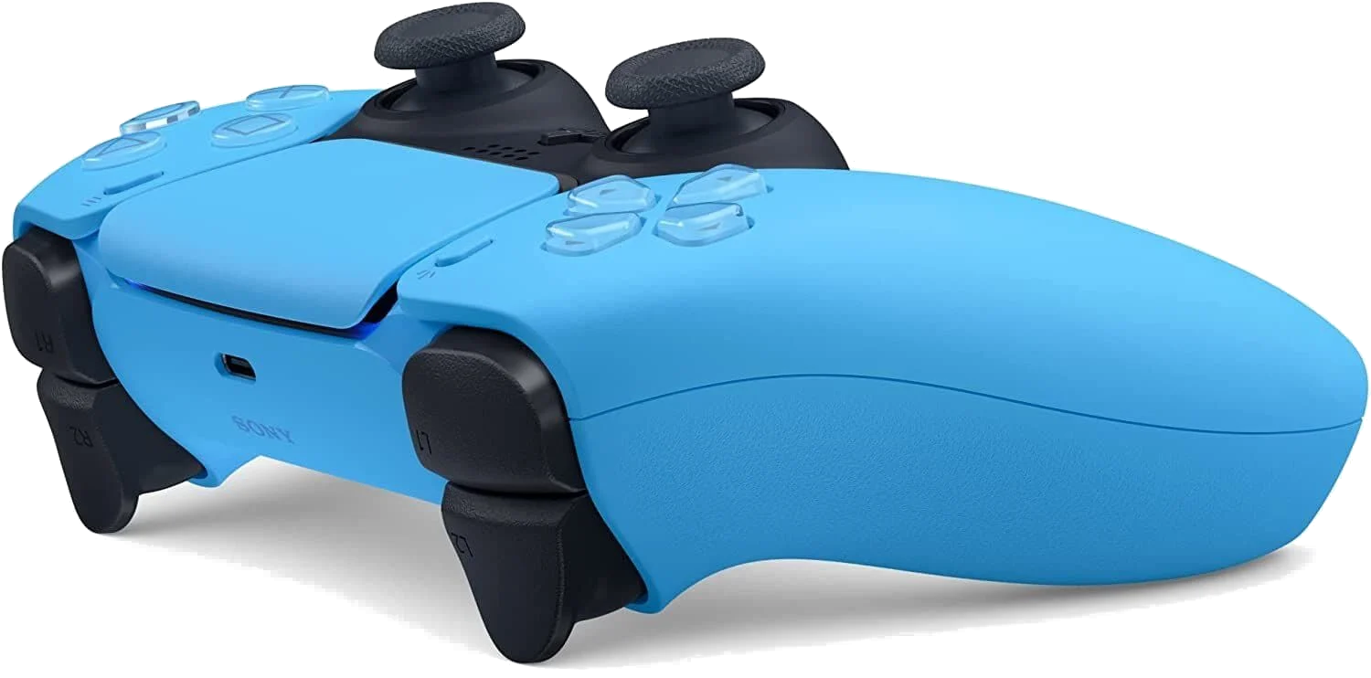 Siyah çubukları ve düğmeleri olan açık mavi bir PlayStation 5 denetleyicisi, yakın çekim.