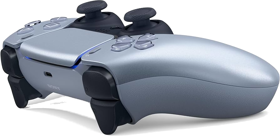 Siyah joystick'li ve düğmeli gümüş ve gri bir oyun kumandası izole edilmiş.