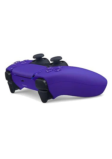 Mor bir Playstation 5 DualSense kontrolcüsü, önünü göstermek için açılı.