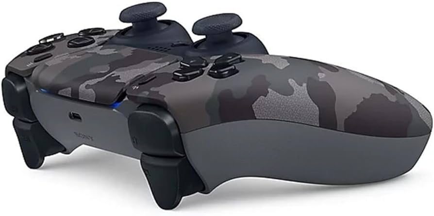 Kamuflaj desenli PS5 kontrolcüsü, düğmeler ve joystickler görünür durumda.