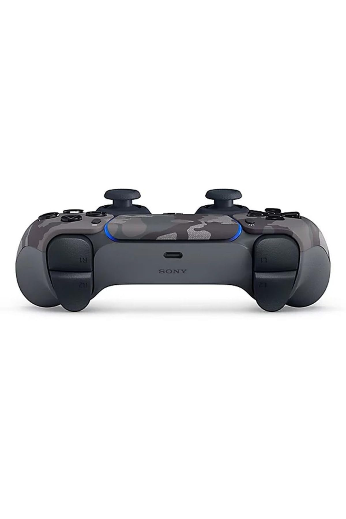 Beyaz bir arka plan üzerinde gri, siyah ve kamuflaj desenli bir PlayStation 5 kontrolcüsü.