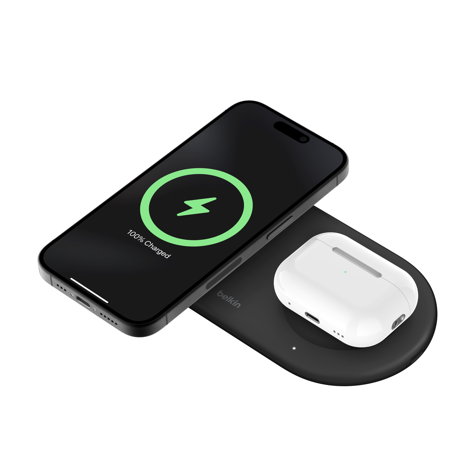 Zwarte telefoon en witte oordopjes die opladen op een zwart draadloos oplaadpad, met Belkin-logo.