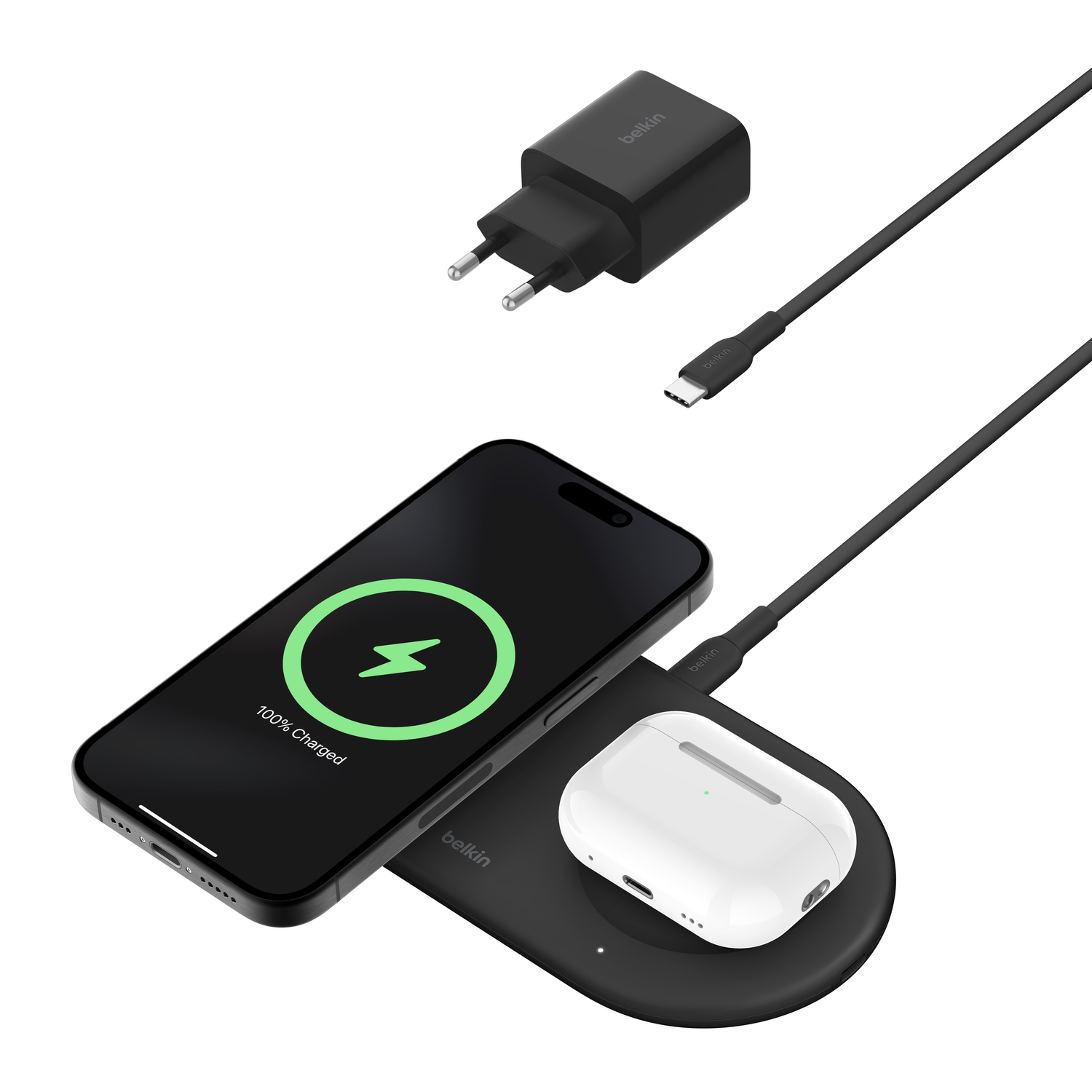 Oplaadopstelling: telefoon en AirPods opladen op een pad, met oplader en kabel.