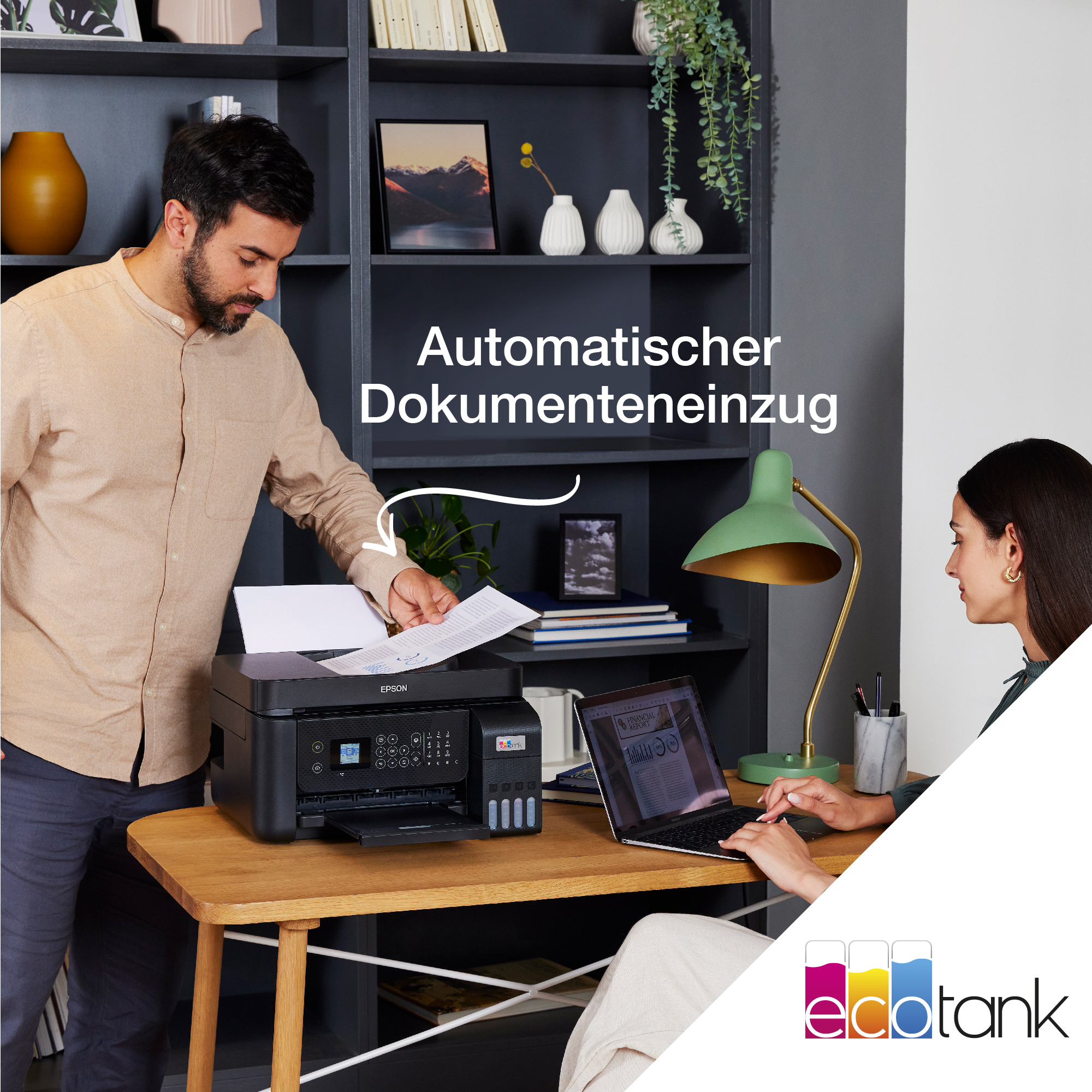 Mann legt Papier in Epson-Drucker, Frau arbeitet am Laptop, Epson ecotank Logo.