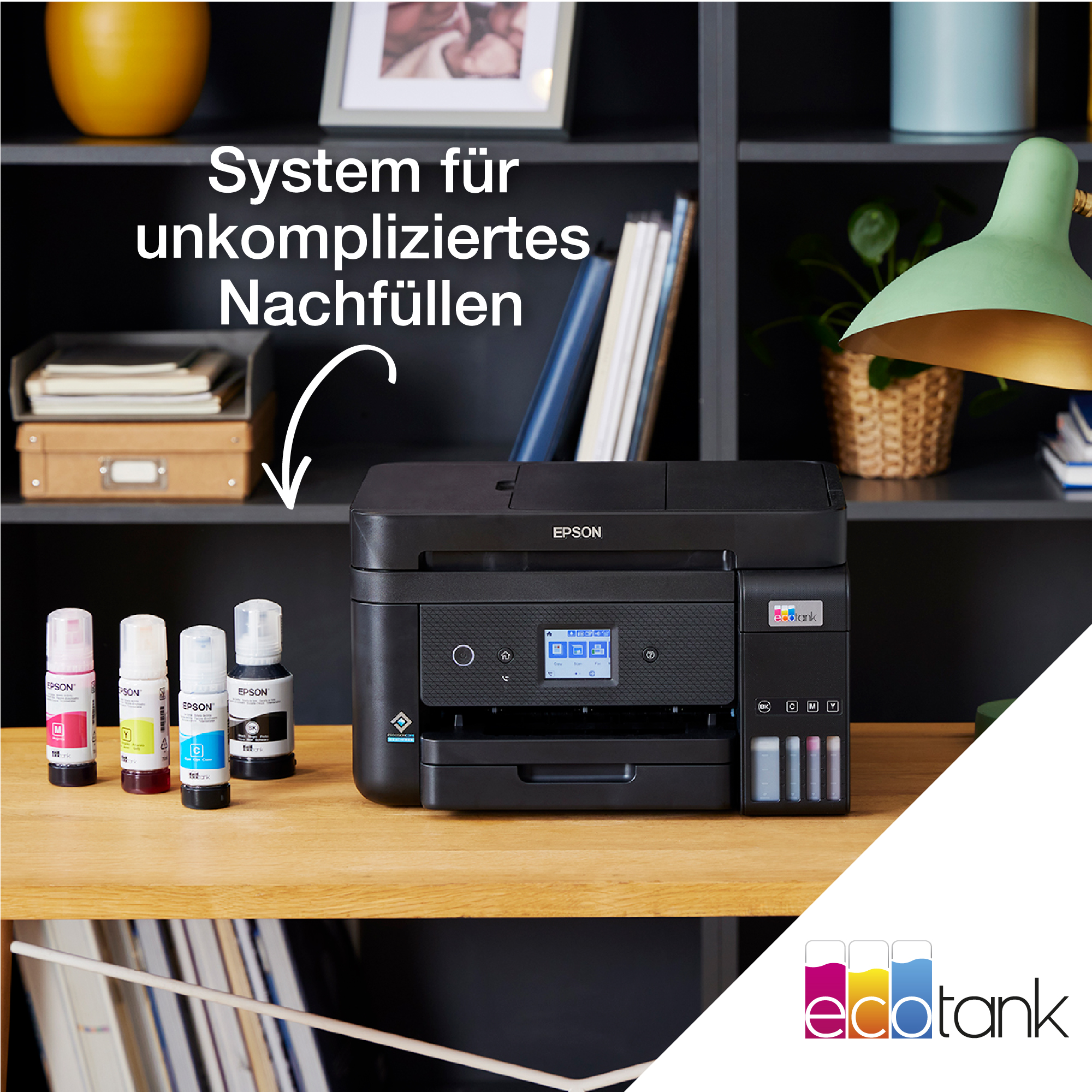 Drucker mit Tintenflaschen und Regal im Hintergrund.