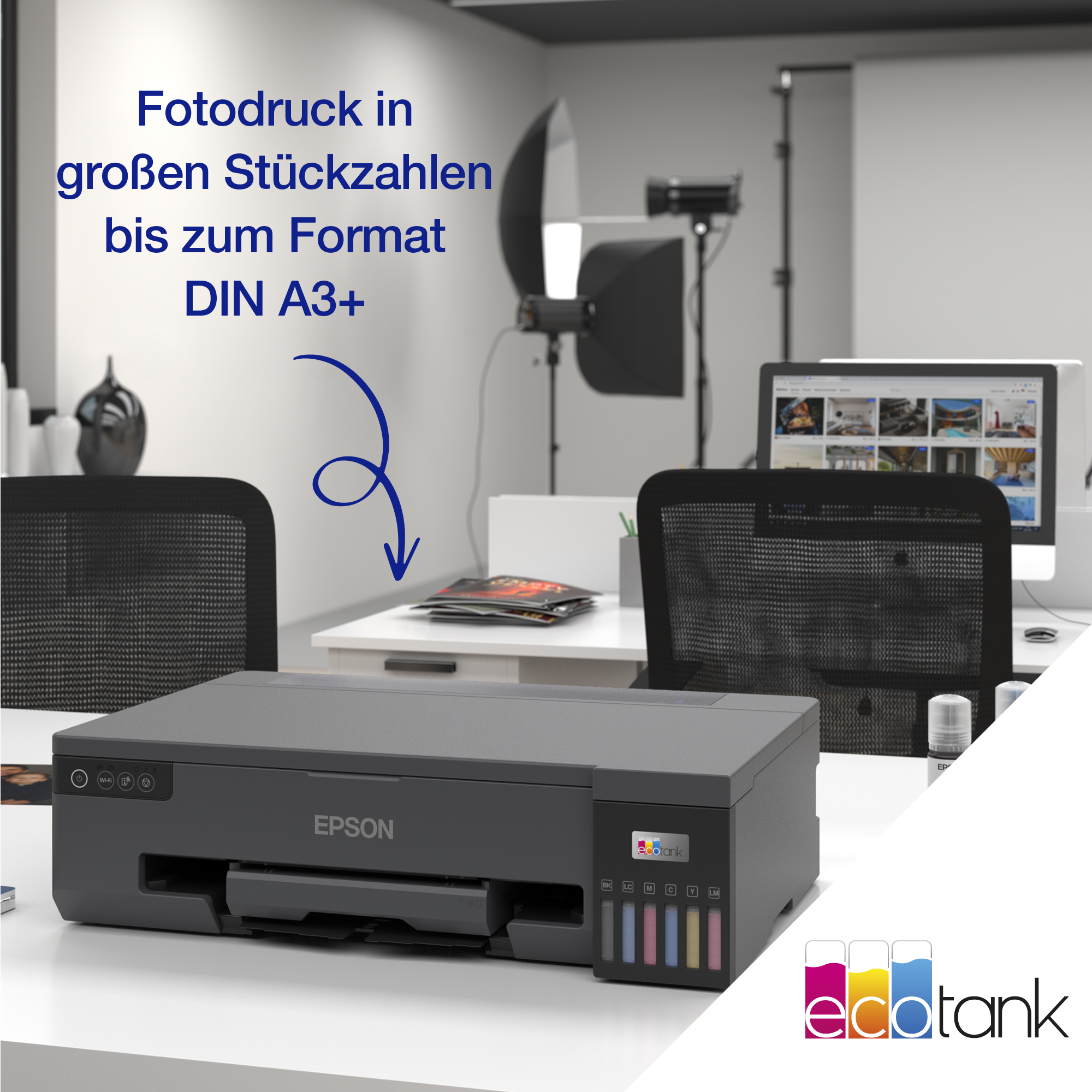 Epson Ecotank-Drucker auf weißem Schreibtisch, mit Pfeil auf Text an der Wand.
