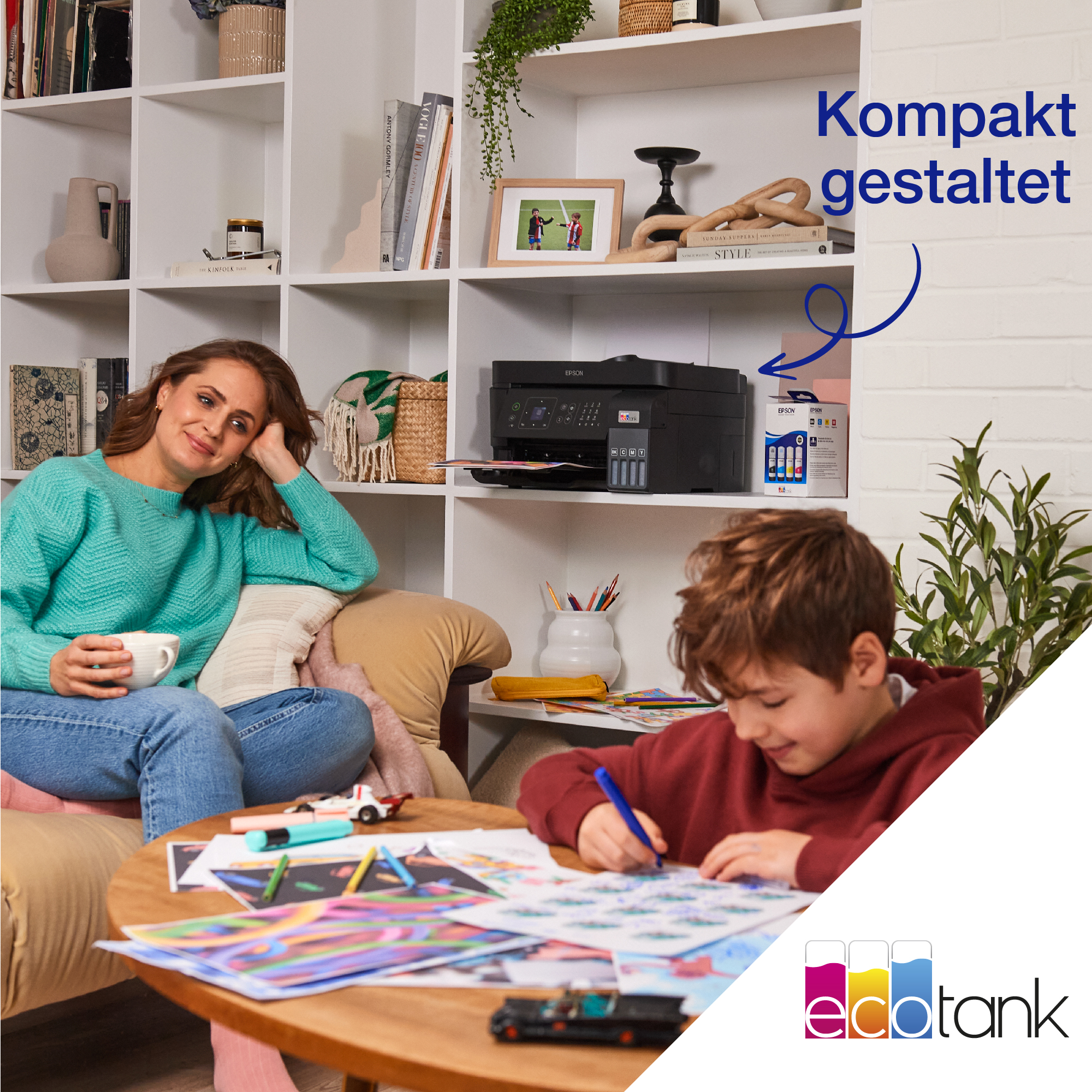 Frau und Kind mit Drucker und Tintenpatronen im Regal. Sie zeichnen und lächeln.