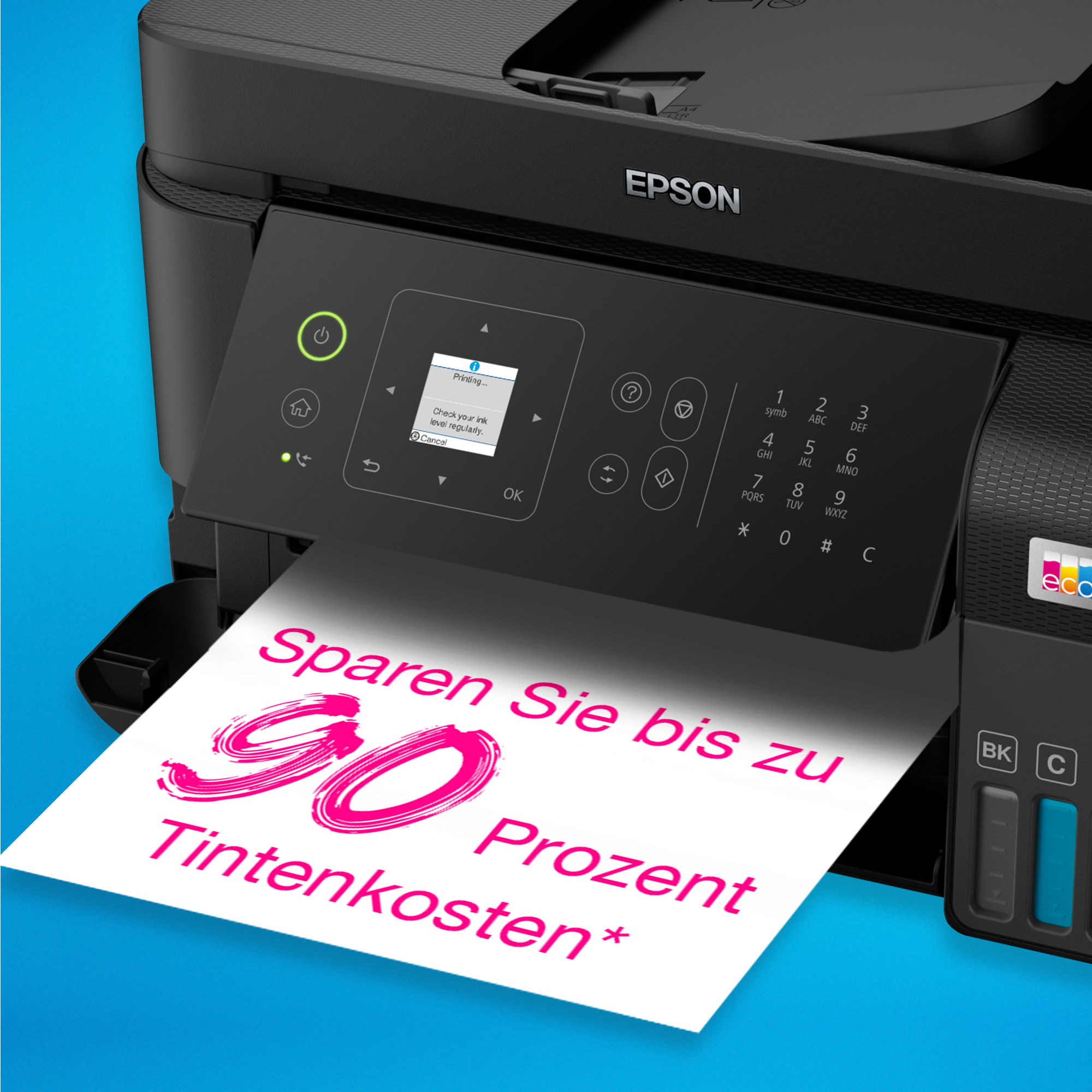 Epson-Drucker druckt ein Papier mit Text: „Sparen Sie bis zu 90 Prozent Tintekosten.“
