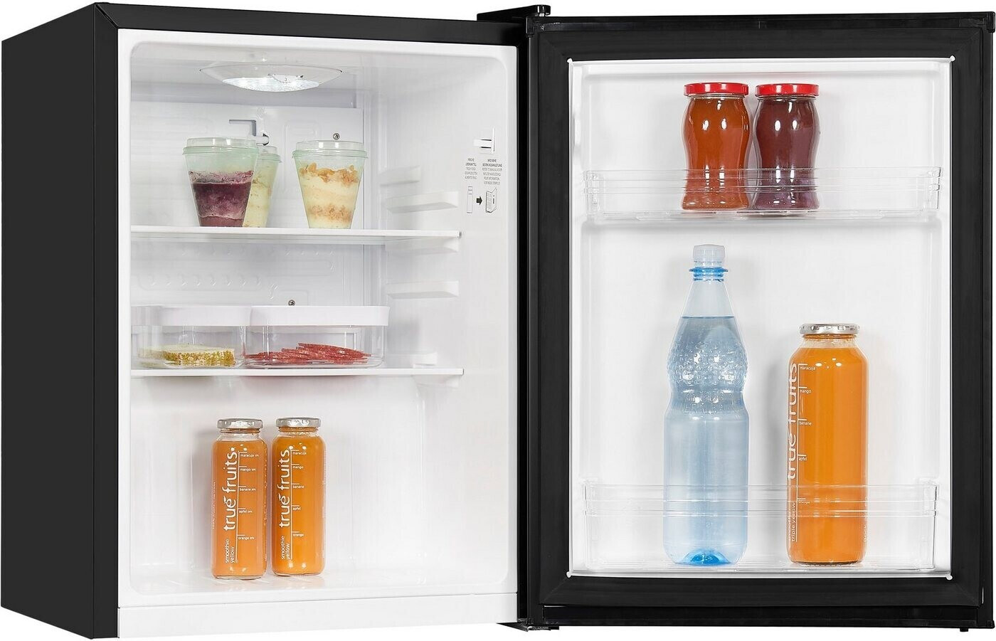 Ein offener Mini-Kühlschrank mit Regalen mit Essen und Getränken. Zwei Regale mit Gläsern und Flaschen mit Saft und Wasser.