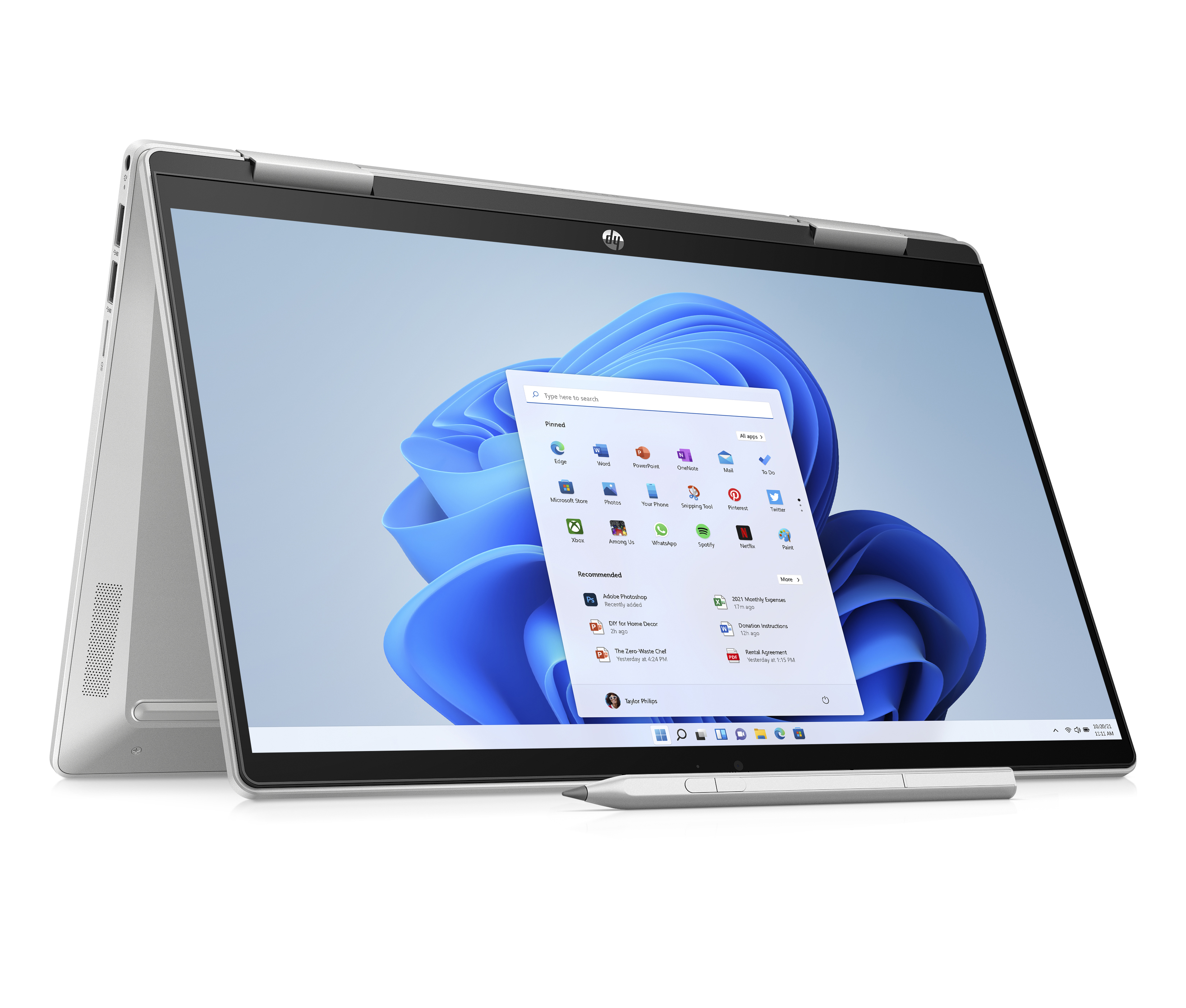 Gümüş renkli bir HP dizüstü bilgisayar, açık, bir Windows 11 ekranı gösteriyor.