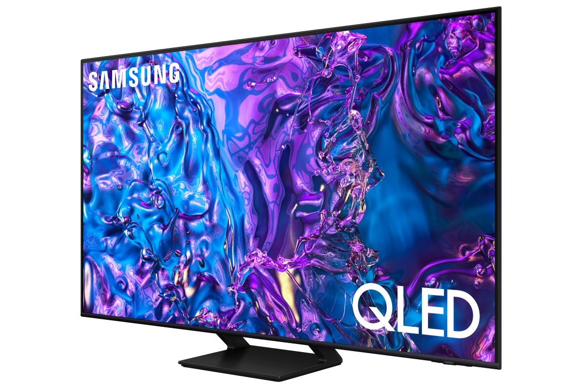 Bir stand üzerinde Samsung QLED TV. Ekran, renkli, soyut bir desen görüntülüyor.