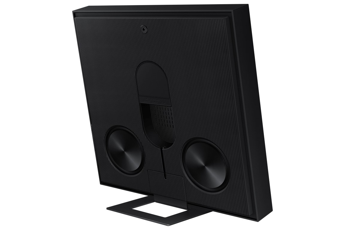 Beyaz bir arka plan üzerinde, yukarı doğru açılı, iki hoparlör ve bir standa sahip siyah bir soundbar'ın arka görünümü.