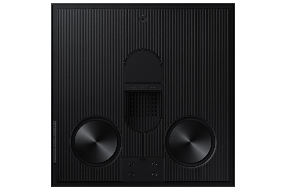 Altta iki hoparlörü olan siyah soundbar. Dokulu bir yüzeye sahip.