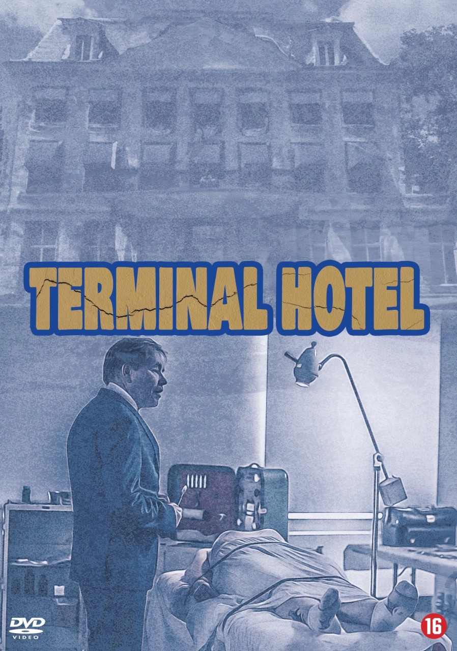 Pochette DVD Terminal Hotel. Homme en costume près du patient, bâtiment ancien en arrière-plan.