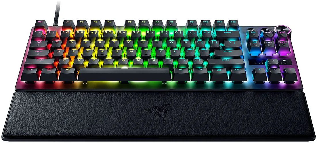 Eine mechanische Tastatur mit Hintergrundbeleuchtung, bunten Tasten und einer Handgelenkauflage.