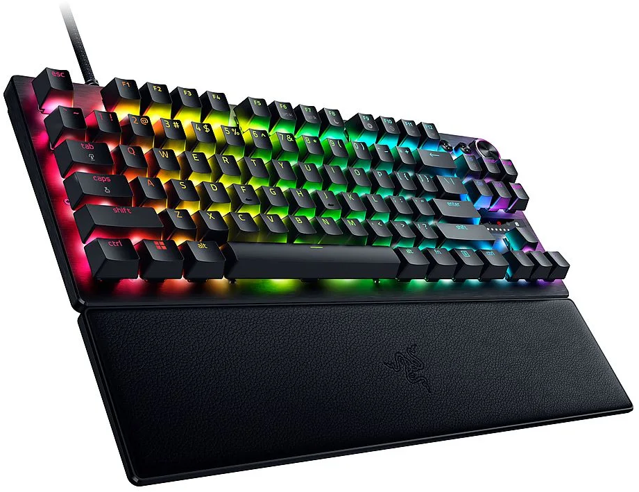 Eine hintergrundbeleuchtete Razer-Tastatur mit Regenbogen-Tasten, schwarzer Handballenauflage und Kabel.