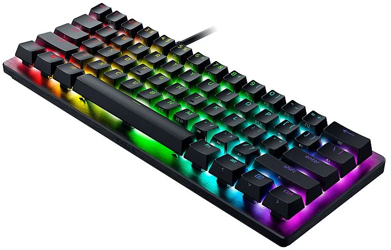 Schwarze 60 % mechanische Tastatur mit RGB-Hintergrundbeleuchtung. Tasten sind schwarz mit weißen Buchstaben. Regenbogenbeleuchtung.
