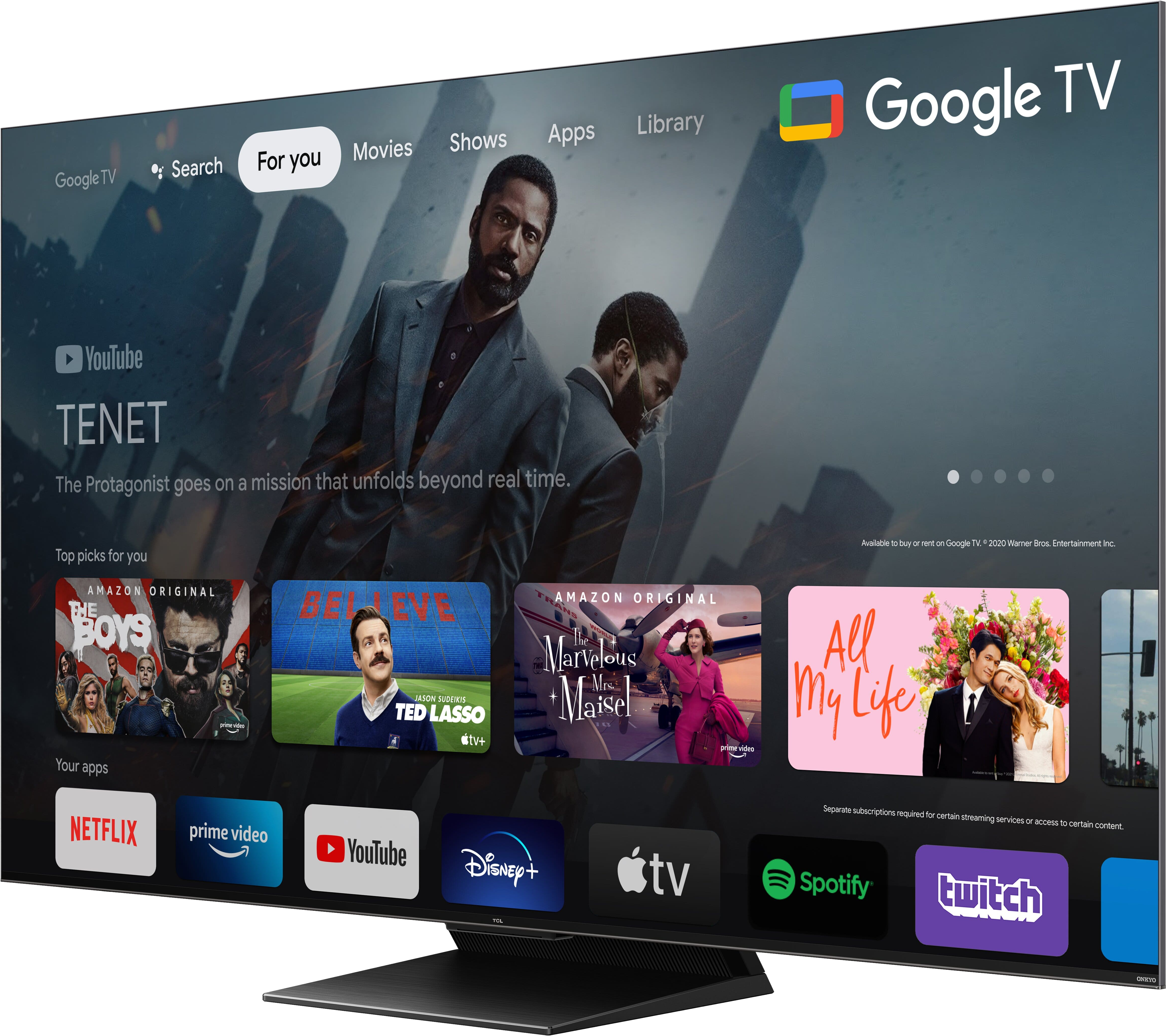 Google TV-Bildschirm mit einem Menü mit Filmen und Shows. Der Hintergrund zeigt eine Filmszene.