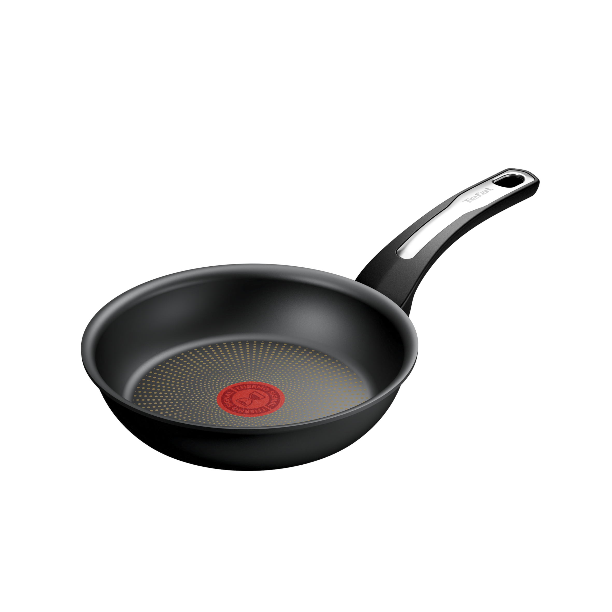 Czarna patelnia z czerwonym okręgiem pośrodku i czarnym uchwytem. Białe tło.